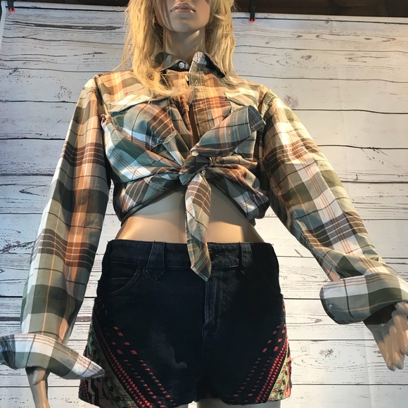 Plaid long-sleeve button-up Akedemiks shirt. - Picture 2 of 4